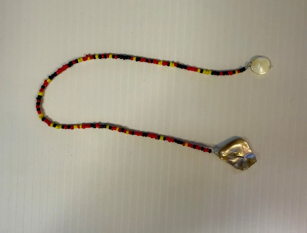 Bookmark Pearl shell red black yellow